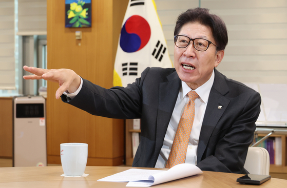 박형준 부산시장이 지난달 26일 부산시청 집무실에서 12·3 계엄 1년을 맞아 중앙일보와 인터뷰하고 있다. 송봉근 객원기자 