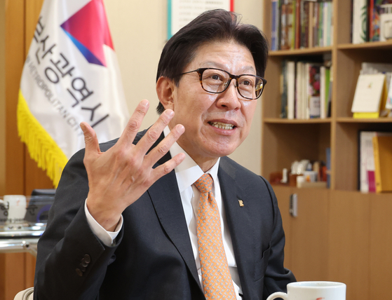 박형준 부산시장이 지난달 26일 부산시청 집무실에서 12·3 비상계엄 1년을 맞아 중앙일보와 인터뷰하고 있다. 송봉근 객원기자 