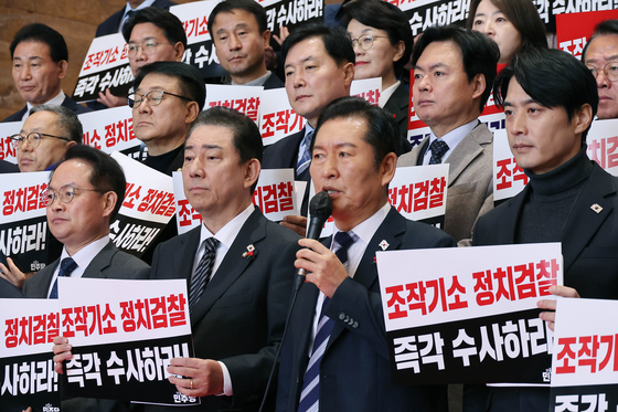 정청래 더불어민주당 대표(앞줄 오른쪽 둘째)가 4일 오전 국회에서 열린 윤석열 정치검찰의 조작기소 책임자 처벌 촉구를 위한 규탄대회에서 발언하고 있다. 임현동 기자