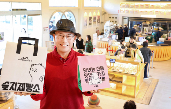 전북 부안에 위치한 슬지제빵소의 김갑철 창업주가 자녀들이 지은 베이커리 카페에서 기념촬영을 하고 있다. 장정필 객원기자