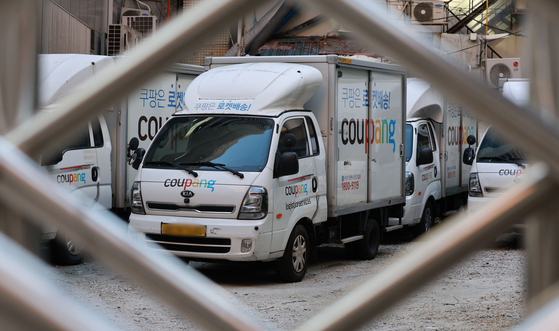 4일 서울 시내 한 쿠팡 물류센터에 배송차량이 주차돼 있다. 연합뉴스