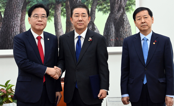 송언석 국민의힘 원내대표(왼쪽부터), 김병기 더불어민주당 원내대표, 구윤철 부총리 겸 기획재정부 장관이 지난 2일 서울 여의도 국회에서 2026년도 예산안 처리를 위한 합의문에 서명을 마치고 악수하고 있다. 뉴스1