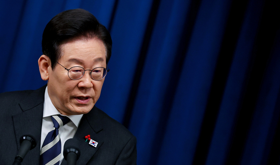 이재명 대통령이 3일 12·3 비상계엄 사태 1년을 맞아 특별성명을 발표하고 있다. 이 대통령은 이날 ‘추가 특검이 필요하다고 보느냐’는 취재진의 질문에 “국회가 적절히 잘 판단할 것으로 본다”며 “분명한 것은 지금 현재도 밝혀지지 않은 것이 너무 많아 보인다”고 말했다. [연합뉴스]