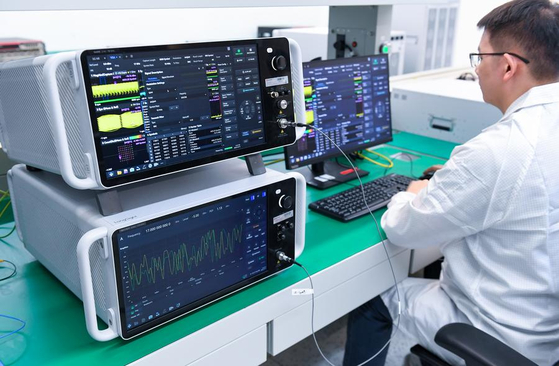 10월 13일 선전(深圳)시 완리옌(萬里眼)기술회사에서 저궤도 위성 통신 측정 중인 직원. 신화통신