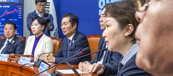 더불어민주당 이언주 최고위원이 지난달 24일 최고위원회의에서 '당원 1인 1표제' 관련해 제고 요청을 하는 발언을 하고 있다. 연합뉴스