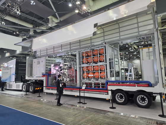 현대차그룹이 4일 WHE 2025에서 공개한 이동형 수소충전소. 고정형과 같은 700bar의 충전압력으로 시간당 넥쏘 2대(충전량 4.5kg)를 충전할 수 있다. 대형 트랙터에 핵심장비를 싣고 이동하면서 충전하는 형태다. 김효성 기자