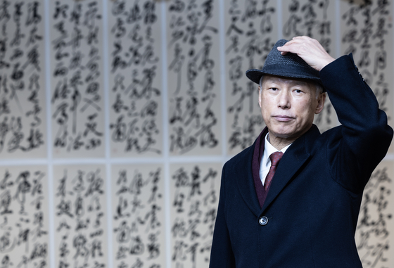3일 서울 인사아트프라자의 김병기 전북대 명예교수. 전시작 중 특히 소동파의 ‘후적벽부’ 초서(사진 뒤)를 봐달라고 했다. 권혁재 사진전문기자