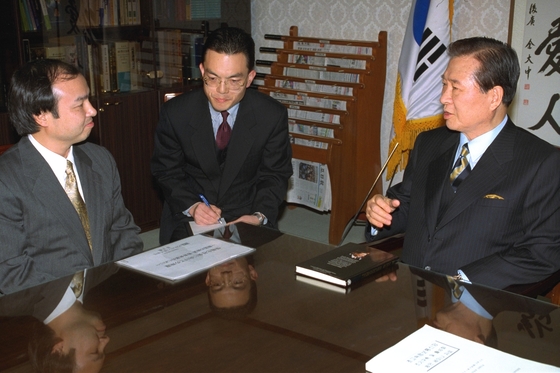 김대중 전 대통령이 당선인 신분이던 1998년 2월 손정의 일본 소프트뱅크 회장과 대화를 나누고 있다.중앙포토