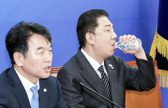 문진석 더불어민주당 원내운영수석부대표(왼쪽)와 김병기 원내대표. 김성룡 기자