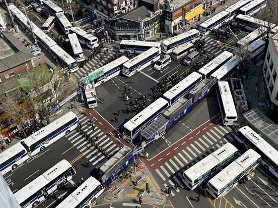 윤석열 대통령 탄핵 심판 선고일인 지난 4월 4일 오전 서울 종로구 헌법재판소 인근 거리 통행이 통제되고 있다. 공동취재단