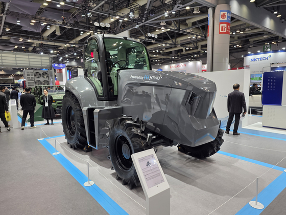 현대차그룹이 4일 WHE 2025에서 공개한 수소동력 트랙터. 수소탱크 52리터짜리가 3개 달려 한번 충전시 4시간 동안 활용할 수 있다. 현대차그룹은 2028년 이 트랙터를 출시할 예정이다. 김효성 기자 