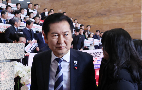 정청래 더불어민주당 대표가 4일 오전 국회에서 윤석열 정치검찰의 조작기소 책임자 처벌 촉구를 위한 규탄대회 중 이동하고 있다. 임현동 기자