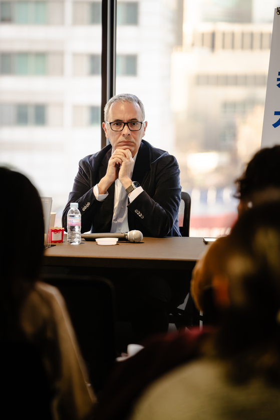 2024년 공쿠르상을 수상한 알제리 작가 카멜 다우드가 지난 3일 오후 서울 서대문구 주한프랑스대사관에서 국내 기자들과 이야기를 나누고 있다. 사진 민음사