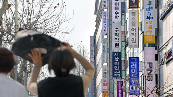 서울 강남구 대치동의 한 건물에 수학 학원 간판이 즐비한 모습. 연합뉴스 