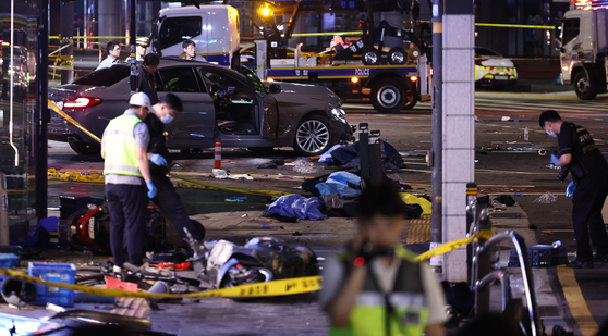 지난해 7월 2일 오전 서울 중구 서울시청 인근 교차로 대형 교통사고 현장에서 과학수사대가 현장조사를 하고 있다. 뉴시스