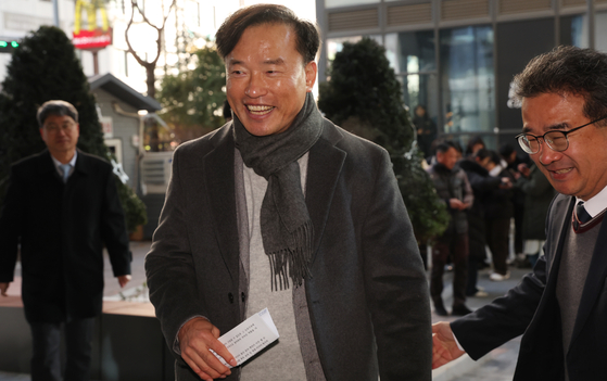 김총철 초대 방송미디어통신위원회 위원장 후보자가 4일 오전 정부과천청사 인근 임시 사무실로 출근하고 있다. 뉴스1