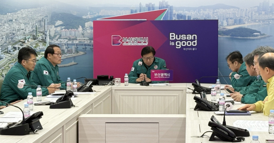 박형준 부산시장이 지난해 12월 4일 새벽 부산시청에서 비상계엄 선포 관련 긴급 간부 회의를 주재하고 있다.  박 시장은 "대한민국의 민주주의는 국민의 피와 땀으로 이룬 것"이라며 "국민이 지켜 온 민주주의에 결코 후퇴가 있어서는 안된다"며 비상계엄 철회를 촉구했다. 뉴스1