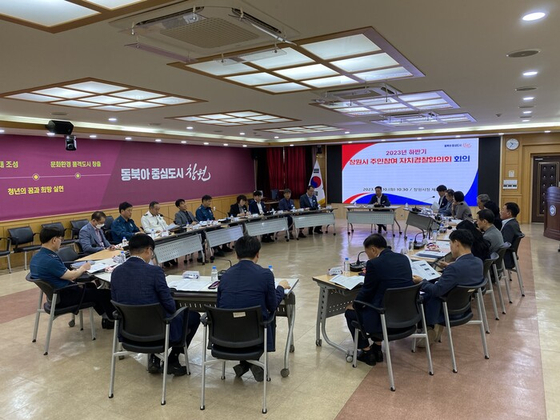 2023년 10월 10일 창원시청 회의실에서 창원시와 경찰, 민간 전문가 등 23명이 참석한 가운데 주민참여 자치경찰협의회가 진행되고 있다. 사진 창원시