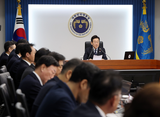 이재명 대통령이 4일 서울 용산 대통령실 청사에서 열린 수석보좌관회의에서 모두발언을 하고 있다. [대통령실사진기자단]