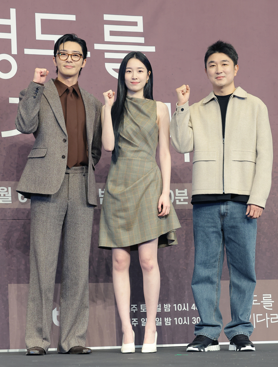 JTBC '경도를 기다리며'의 배우 박서준(왼쪽부터)과 원지안, 임현욱 감독. 사진 뉴스1