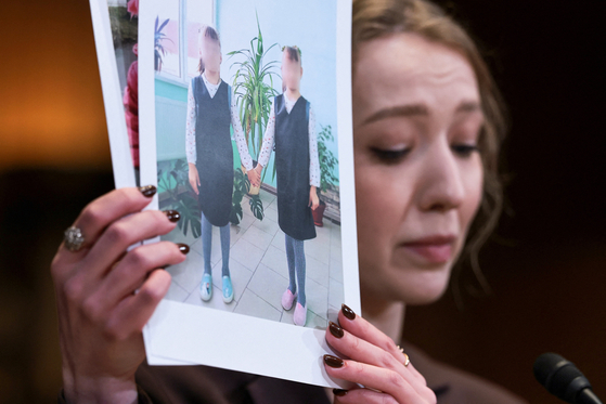 카테리나 라셰프스카 우크라이나 지역인권단체 소속 변호사는 지난 3일(현지시간) 미국 워싱턴 DC 국회의사당에서 열린 상원 청문회에서 러시아 연방에 의한 우크라이나 아동 납치 사건에 대해 증언하고 있다. 들고 있는 종이엔 납치된 우크라이나 아동들의 모습. 로이터=연합뉴스