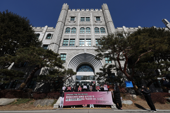 동덕여대 제58대 비상대책위원회 관계자들이 지난 2월20일 서울 성북구 동덕여자대학교 본관 앞에서 '동덕여대 본부의 보복성 법적대응 및 학생 인권침해 규탄하는 학내서명 선포 기자회견'을 하고 있다. 연합뉴스