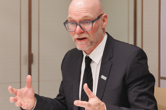 미네소타대학 세스 네이브 교수. 그는 그의 연구가 '좋은 품질의 대두를 더 효율적으로 생산할 수 있도록 농가를 지원하는 일'이라고 설명했다. 사진 미국대두협회 