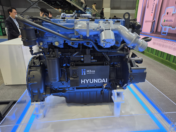 HD현대인프라코어가 4일 WHE 2025에서 공개한 11리터급 수소엔진 HX12. 내연기관과 유사한 형태로 내연차량의 구조적 변경 없이도 적용 및 생산이 가능하다. 김효성 기자