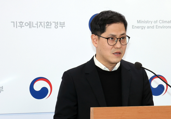 이제훈 기후에너지환경부 폐자원에너지과장이 4일 정부세종청사 기후부 기자실에서 폐기물관리법 시행규칙 일부개정령안 입법예고 등에 관해 설명하고 있다. 연합뉴스