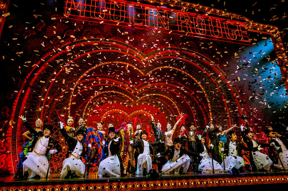 눈과 귀를 즐겁게 하는 대작 뮤지컬이 연말 무대를 장식한다. 19세기 파리 클럽을 연상시키는 붉은 조명 아래 화려한 퍼포먼스가 돋보이는 ‘물랑루즈!’. [사진 CJ ENM]