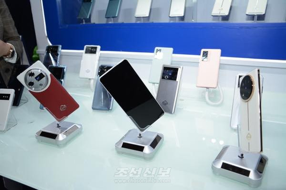 북한이 지난 5월 내놓은 최신 스마트폰. 연합뉴스