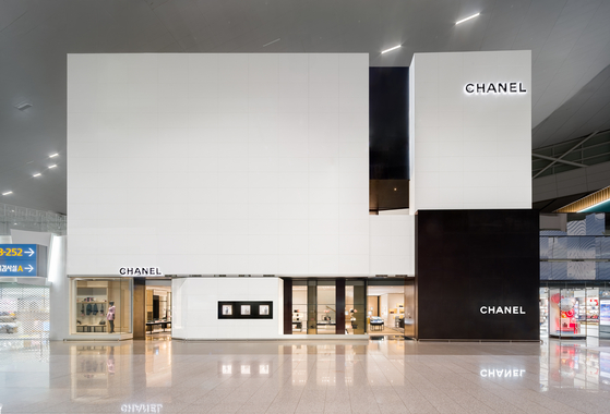 신라면세점은 지난 8월 인천공항 제2터미널에 샤넬 듀플렉스 부티크를 열었다. 샤넬이 국내 공항에 처음 선보이는 복층 구조 매장이다. 사진 신라면세점