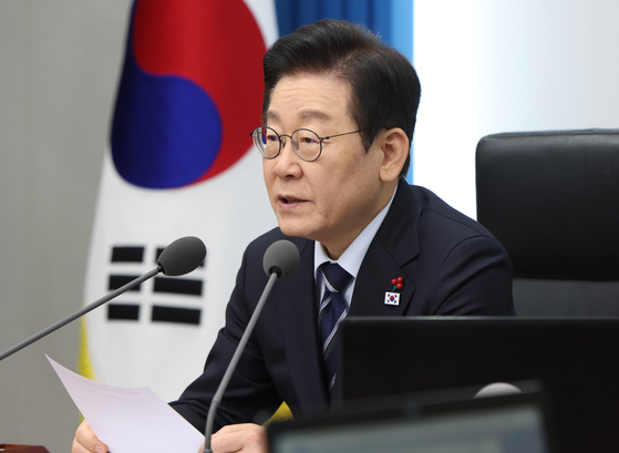 이재명 대통령이 4일 서울 용산 대통령실 청사에서 열린 수석보좌관회의에서 모두발언을 하고 있다.[대통령실사진기자단]