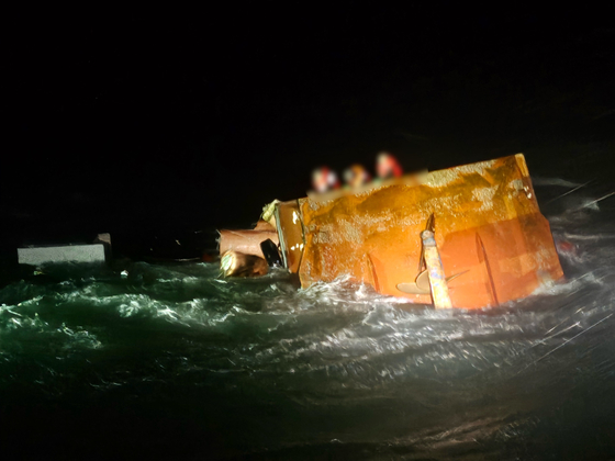 지난 4일 오후6시20분쯤 충남 태안 천리포 해상에서 선원들이 선복된 어선에 올라가 구조를 기다리고 있다. [사진 태안해경]