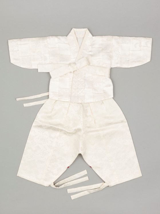 국립민속박물관은 2025년 12월 3일부터 2026년 5월 10일까지 기획전시실 1에서 특별전 '출산, 모두의 잔치'를 연다. 사진은 남자아이 백일옷으로 천 백조각을 꿰매 만든 저고리다. 사진 국립민속박물관