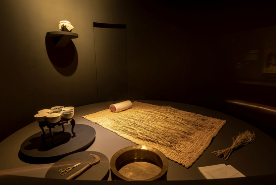 국립민속박물관은 2025년 12월 3일부터 2026년 5월 10일까지 기획전시실 1에서 특별전 '출산, 모두의 잔치'를 연다. 사진은 조선 후기 산실을 재현한 전시장 모습. 사진 국립민속박물관