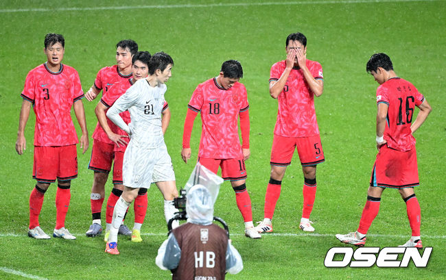 [OSEN=서울월드컵경기장, 이대선 기자] 홍명보감독이 이끄는 대한민국 남자 축구 국가대표팀은 10일 서울월드컵경기장에서 '세계 최강' 브라질을상대로 A매치평가전을 치러이스테방(첼시)과 호드리구(레알 마드리드)에게 나란히 2골을 허용하면서 0-5로 대패했다.한국은 1999년 이후 26년 만에 브라질전 승리를 노렸지만 아무런 저항도 하지 못하면서 무산됐다.경기 종료 후 한국 선수들이 패배에 아쉬워하고 있다. 2025.10.10 /sunday@osen.co.kr