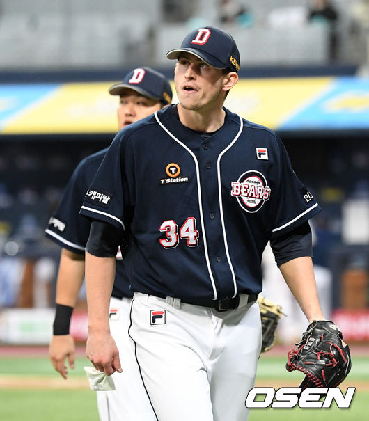[OSEN=고척, 이대선 기자] 23일 오후 서울 고척스카이돔에서 '2020 신한은행 SOL KBO리그' 한국시리즈 5차전 NC 다이노스와 두산 베어스의 경기가 열렸다.3회말 2사에서 두산 플렉센이 NC 권희동을 삼진으로 처리하고 더그아웃으로 가고 있다. /sunday@osen.co.kr