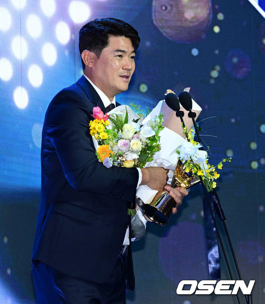 [OSEN=지형준 기자] 24일 오후 서울 잠실 롯데호텔 월드 크리스탈볼룸에서 ‘2025 신한 SOL뱅크 KBO 시상식’이 열렸다.KBO 시상식에서 가장 관심을 모으는 것은 단연 MVP 수상자다. 올해 MVP 레이스는 한화 코디 폰세와 삼성 르윈 디아즈의 2파전이다.KBO 홀드상을 수상한 SSG 노경은이 소감을 말하고 있다. 2025.11.24 /jpnews@osen.co.kr