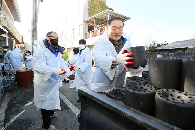 우석대 사회봉사실이 5일 지역 취약계층 가정을 대상으로 연탄봉사를 진행했다. / 우석대