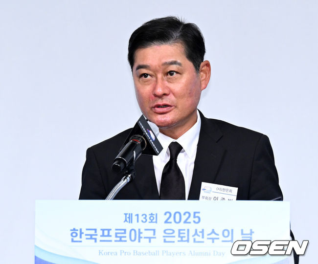 [OSEN=이대선 기자] 5일 오전 서울 강남구 호텔 리베라에서 제13회 2025 한국프로야구 은퇴선수의 날 시상식이 열렸다.이 시상식은 각지로 흩어져 활동 중인 프로야구 은퇴선수들이 한자리에 모여 한 해 동안 한국 야구의 발전을 위해 달려온 이들에게 감사의 마음을 표하고자 개최하는 행사다.이종범 회장이 인사말을 하고 있다. 2025.12.05 /sunday@osen.co.kr