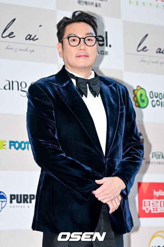 [OSEN=박준형 기자] 18일 오후 서울 강남구 논현동 건설회관에서 '제 44회 황금 촬영상 시상식'이 진행됐다.황금 촬영상 시상식은 한국촬영감독협회가 주최하고 에이치엘컴퍼니가 주관하며, 1977년 첫 개최 이후 한국 영화의 역사와 함께한 명실상부한 최고의 영화 시상식이다.배우 조진웅이 포즈를 취하고 있다. 2024.11.18 / soul1014@osen.co.kr