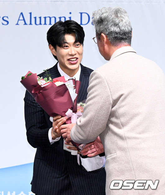 [OSEN=이대선 기자] 5일 오전 서울 강남구 호텔 리베라에서 제13회 2025 한국프로야구 은퇴선수의 날 시상식이 열렸다.이 시상식은 각지로 흩어져 활동 중인 프로야구 은퇴선수들이 한자리에 모여 한 해 동안 한국 야구의 발전을 위해 달려온 이들에게 감사의 마음을 표하고자 개최하는 행사다.최고의 선수상을 수상한 키움 송성문이 강병식 코칭에게 꽃다발을 받고 있다. 2025.12.05 /sunday@osen.co.kr