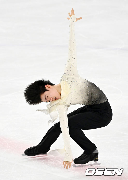 [OSEN=민경훈 기자] 30일 오후 서울 양천구 목동아이스링크장에서 ‘2025 KB금융 전국남녀 피겨스케이팅 회장배 랭킹대회’가 열렸다.이번 대회는 2026 ISU 사대륙 피겨스케이팅 선수권대회 파견선수 선발전과 2026 밀라노 코르티나 동계올림픽대회 1차 선발전, 2025/27 국가대표 1차 선발전으로 진행된다. 남자 시니어 프리 프로그램 부문 서민규가 멋진 연기를 펼치고 있다. 2025.11.30 / rumi@osen.co.kr