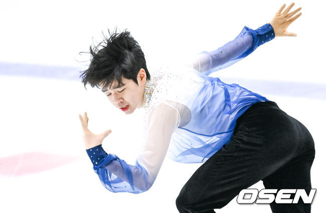[OSEN=춘천, 박준형 기자] 22일 춘천송암스포츠타운 빙상장에서 제106회 전국동계체육대회(동계체전) 빙상 피겨 스케이팅 대회가 진행됐다.싱글 A조 남자 18세 이하부 쇼트 프로그램 경신고등학교 서민규가 연기를 펼치고 있다.  2025.01.22 / soul1014@osen.co.kr