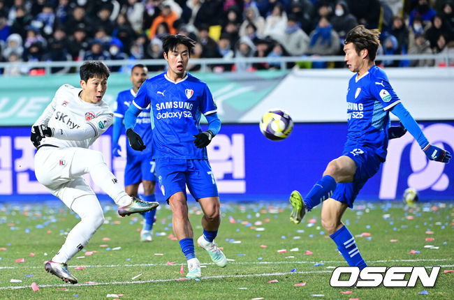 [OSEN=수원월드컵경기장, 최규한 기자] 3일 오후 경기도 수원월드컵경기장에서 ‘K리그 승강 플레이오프(PO)’1차전 수원 삼성과 제주 SK의 경기가 열렸다.K리그1 11위인 제주와 K리그2 2위인 수원의 격돌이다. 1부리그의 주인공을 정하는 이번승강 PO는 홈 앤드 어웨이 방식으로 치러진다. 3일 수원에서 1차전을 치른 뒤 7일 제주월드컵경기장으로 장소를 옮겨 2차전을 벌인다.후반 제주 남태희가 슛을 시도하고 있다. 2025.12.03 / dreamer@osen.co.kr