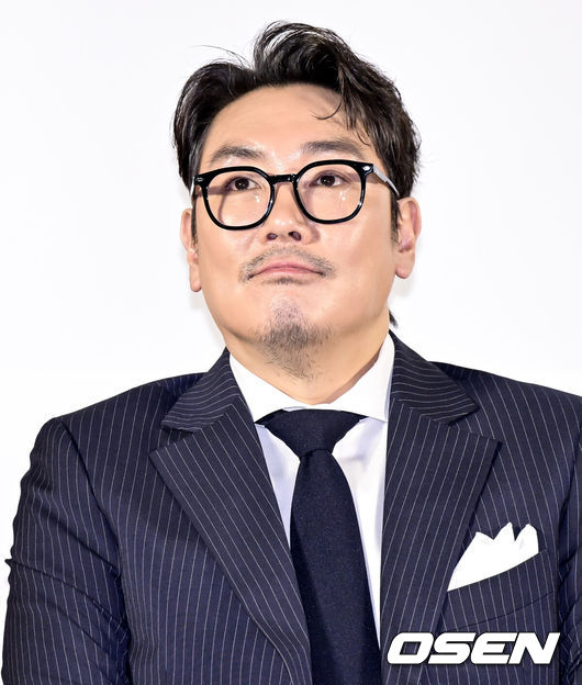 [OSEN=조은정 기자]영화 ‘데드맨(감독 하준원)’ 제작보고회가 19일 오전 메가박스 성수에서 열렸다.'데드맨'은 이름값으로 돈을 버는 일명 바지사장계의 에이스가 1천억 횡령 누명을 쓰고 ‘죽은 사람’으로 살아가게 된 후, 이름 하나로 얽힌 사람들과 빼앗긴 인생을 되찾기 위해 추적에 나서는 이야기. 2월 7일 개봉.배우 조진웅이 질의응답을 하고 있다. 2024.01.19 /cej@osen.co.kr