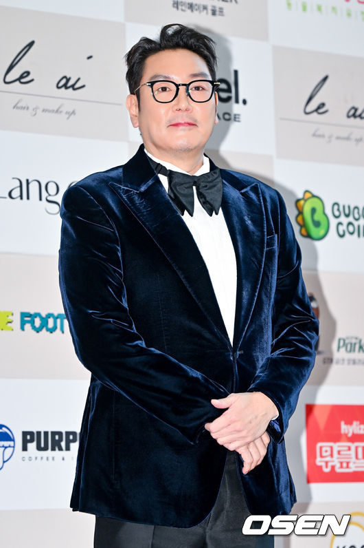 [OSEN=박준형 기자] 18일 오후 서울 강남구 논현동 건설회관에서 '제 44회 황금 촬영상 시상식'이 진행됐다.황금 촬영상 시상식은 한국촬영감독협회가 주최하고 에이치엘컴퍼니가 주관하며, 1977년 첫 개최 이후 한국 영화의 역사와 함께한 명실상부한 최고의 영화 시상식이다.배우 조진웅이 포즈를 취하고 있다. 2024.11.18 / soul1014@osen.co.kr