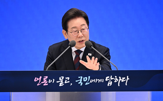 이재명 대통령이 7월 3일 서울 종로구 청와대 영빈관에서 열린 취임 첫 공식 기자회견 '대통령의 30일, 언론이 묻고 국민에게 답하다'에 참석해 기자들의 질문에 답하고 있다. [대통령실사진기자단] 