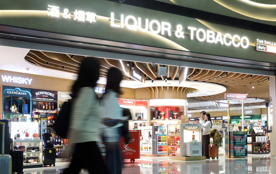 지난달 27일 인천공항 제2터미널의 신라면세점 주류 복합매장을 찾았다. 달러 강세로 면세품 가격이 많이 뛰었지만, 고환율 시대에도 면세점에서 사야 이득인 물건이 아직 꽤 있다. 주류와 화장품이 대표적이다. 강정현 기자